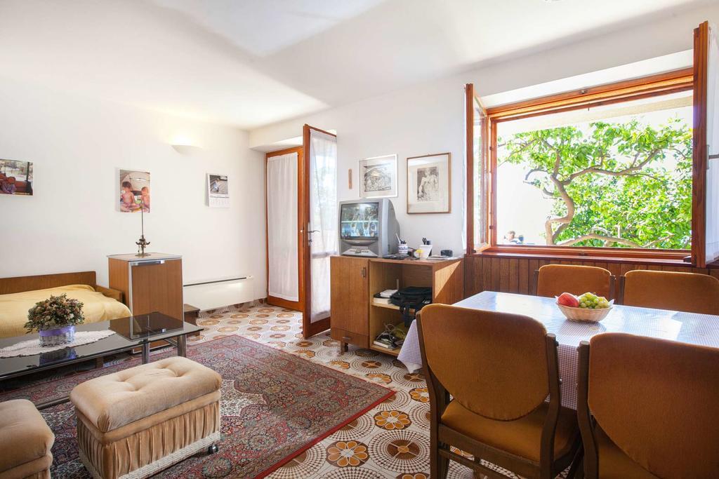 Holiday Home Luma Podgora Rom bilde